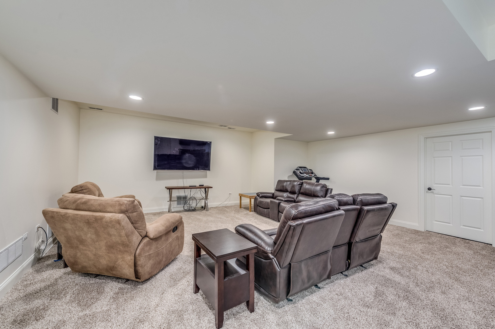 2918 Hapner Way Batavia, IL 60510 - Photo 31 of 43 a living room with furniture and a flat screen tv