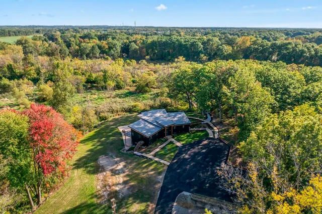 a view of a back yard