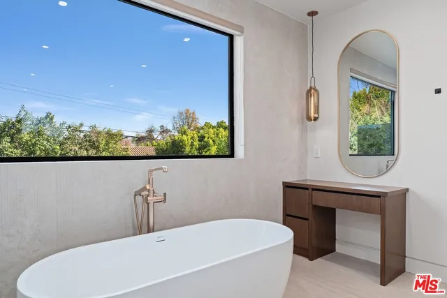 a view of lobby with elevator