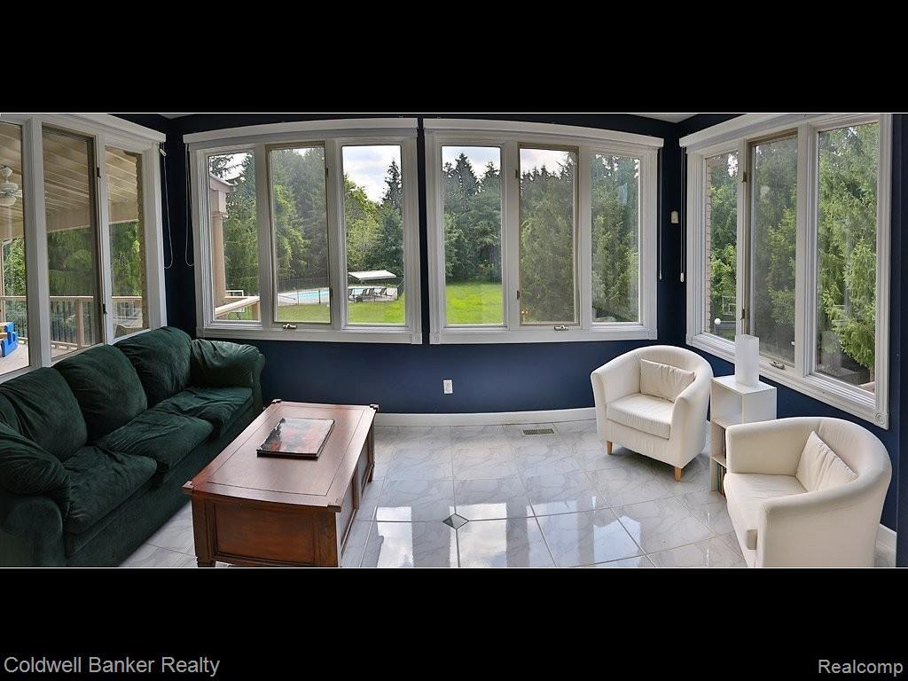 3561 West Tienken Road Rochester, MI 48309 - Photo 12 of 25 FAMILY ROOM SURROUNDED w/WINDOWS