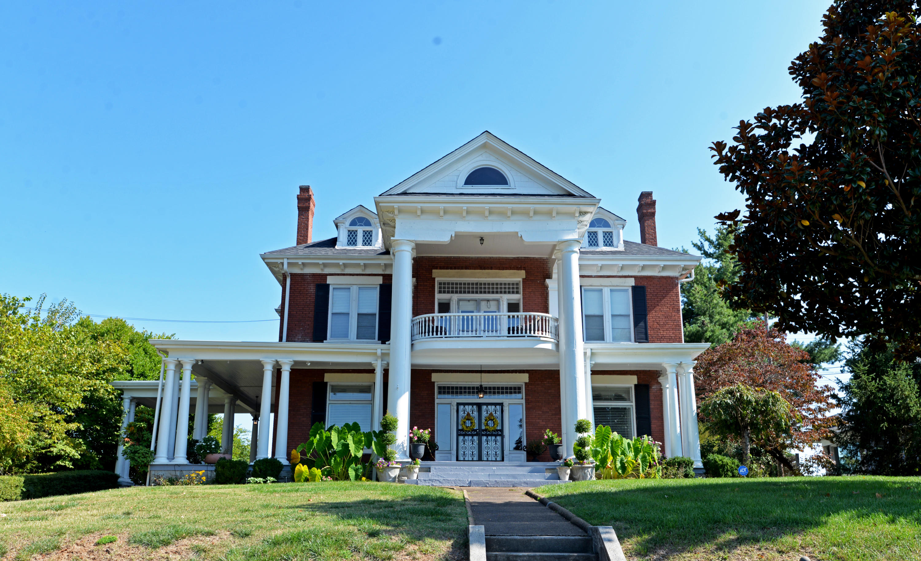 140 North Crest Road Chattanooga, TN 37404 - Photo 1 of 62 Front with steps to street