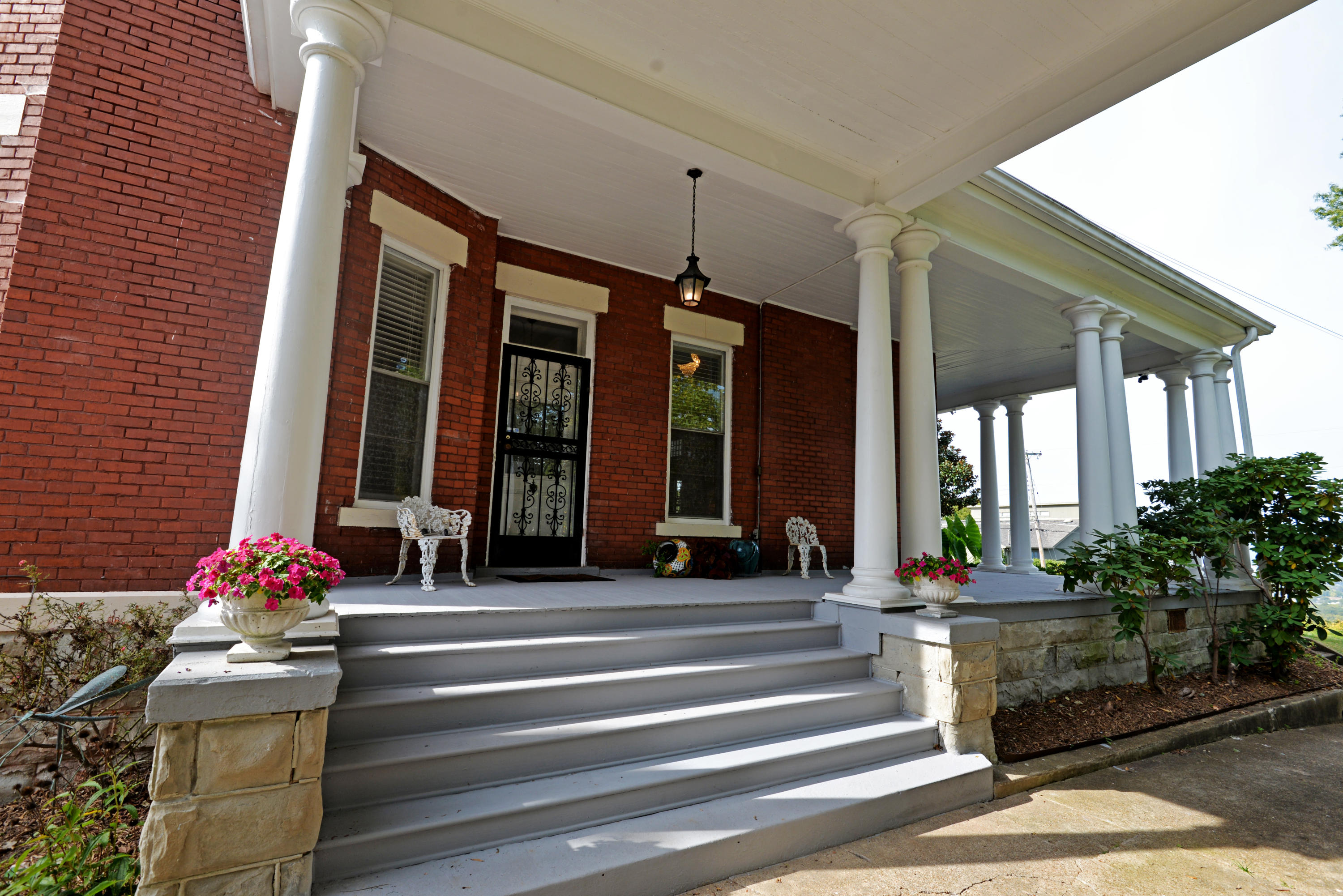 140 North Crest Road Chattanooga, TN 37404 - Photo 3 of 62 Side porch entry