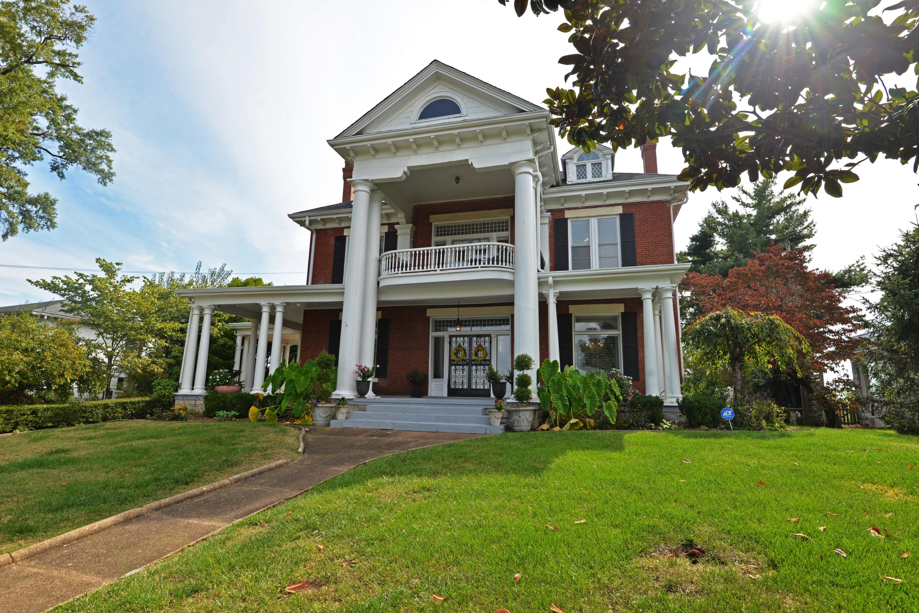 140 North Crest Road Chattanooga, TN 37404 - Photo 4 of 62 Front right view (med)