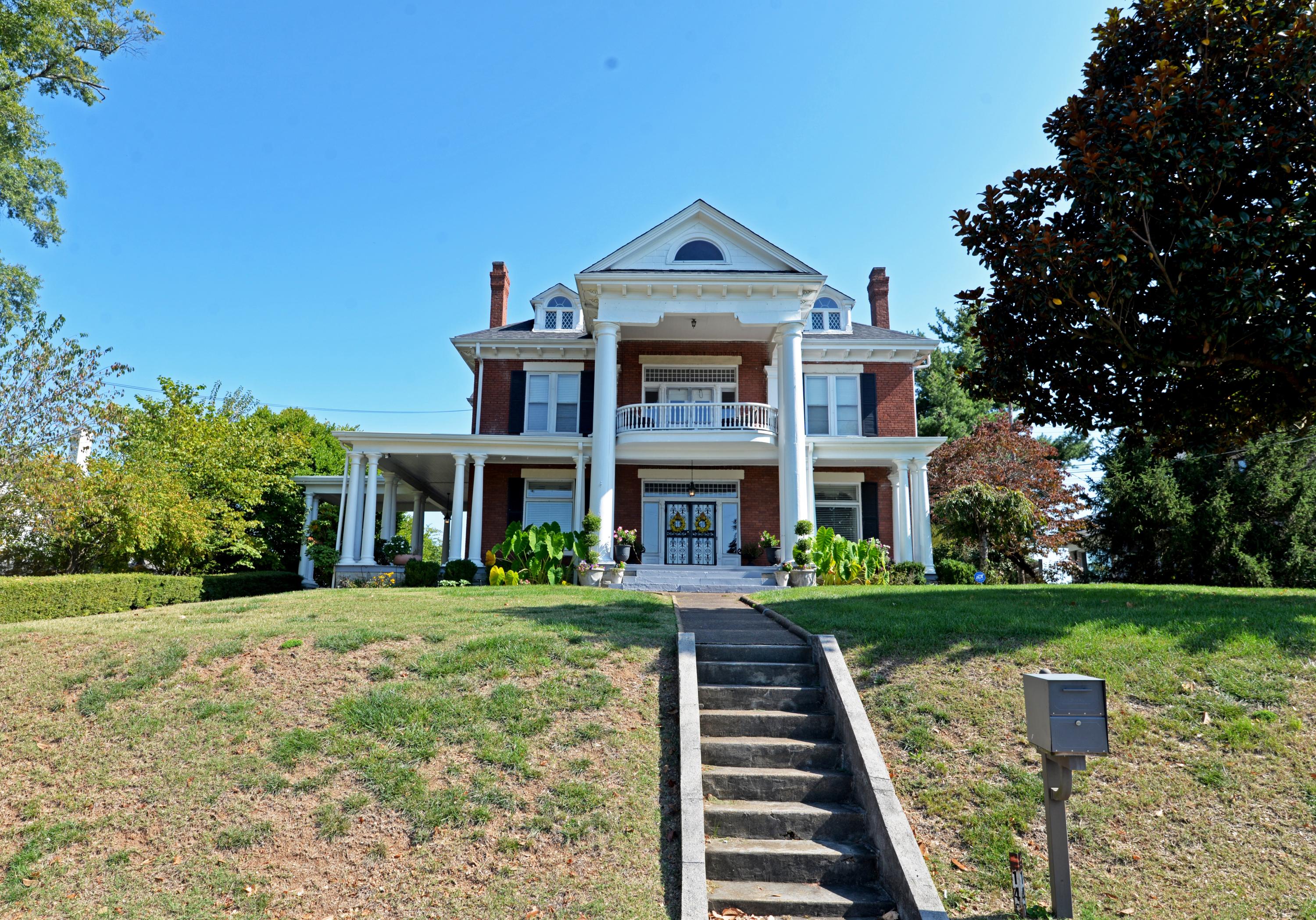 140 North Crest Road Chattanooga, TN 37404 - Photo 62 of 62 Front view with mailbox (med)
