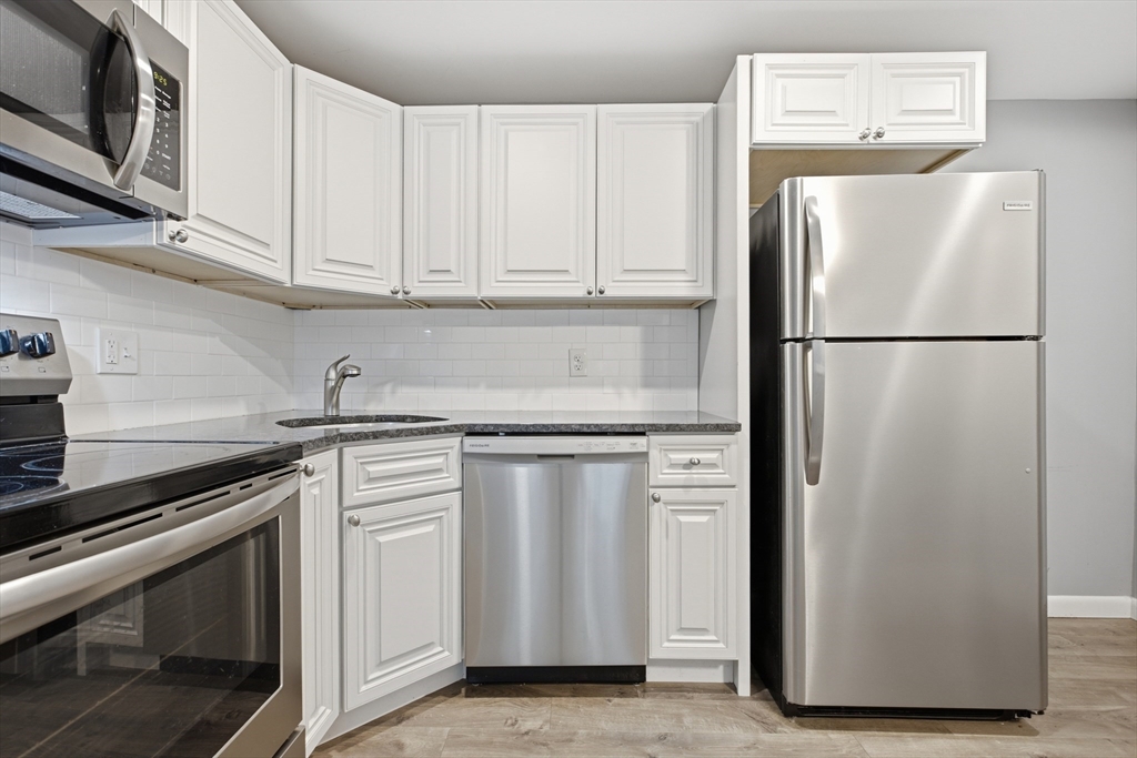 13 Hallmark Gardens, Unit 1 Burlington, MA 01803 - Photo 4 of 21