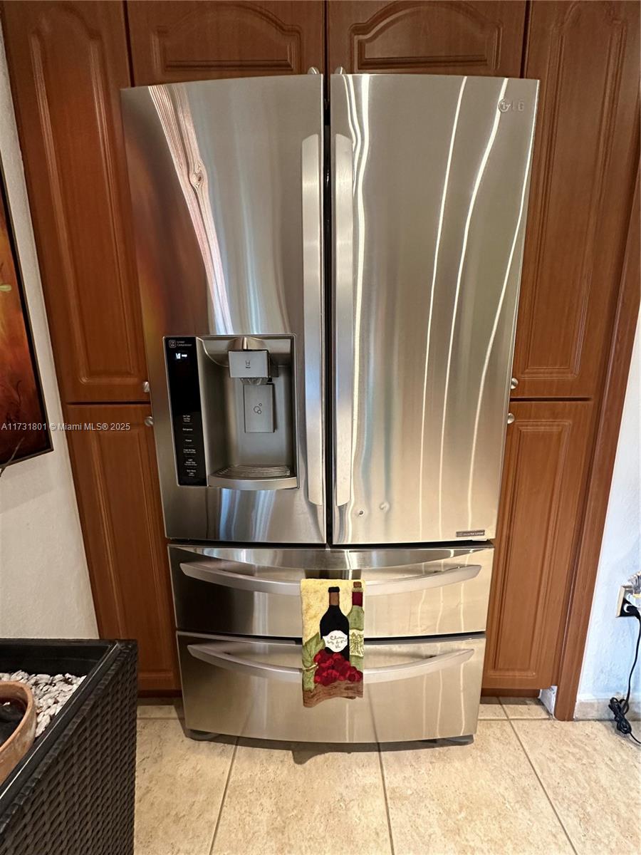 425 East 3rd Avenue, Unit 6 Hialeah, FL 33010 - Photo 7 of 24 a view of painting