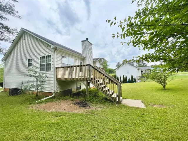 a view of a house with a yard