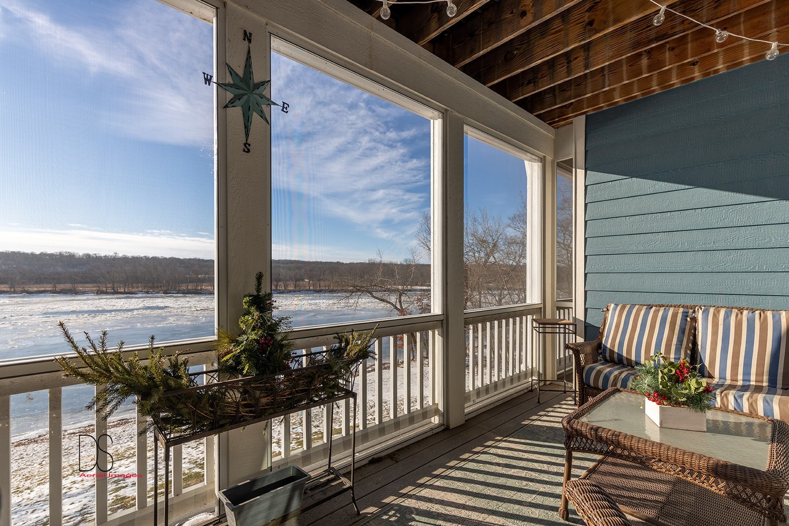 5 River Row Ottawa, IL 61350 - Photo 14 of 31 a view of a balcony with chair and wooden floor