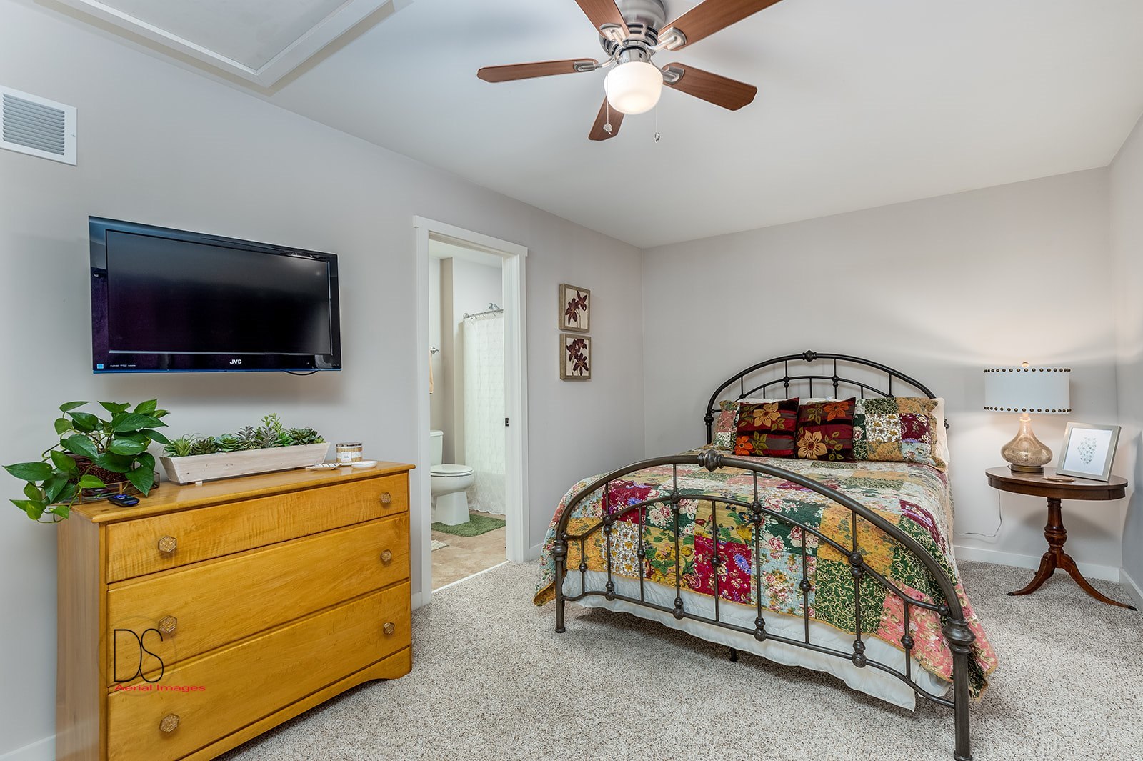 5 River Row Ottawa, IL 61350 - Photo 21 of 31 a bedroom with a bed and a tv in it