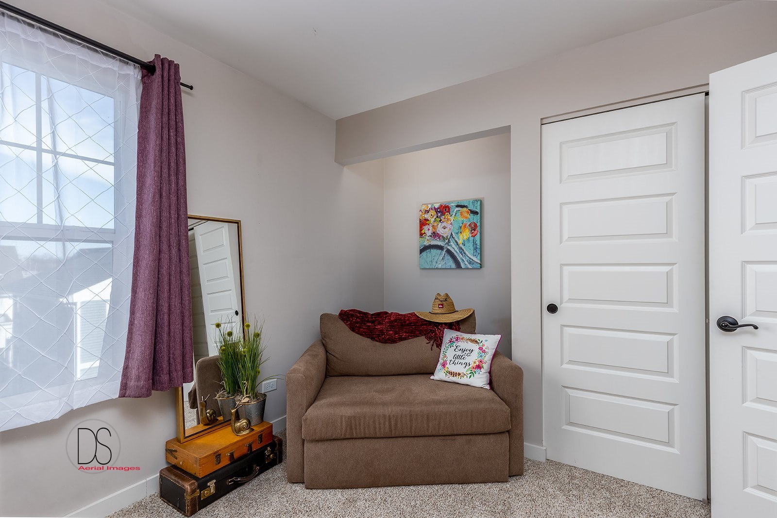 5 River Row Ottawa, IL 61350 - Photo 25 of 31 a living room with furniture flowerpot and window