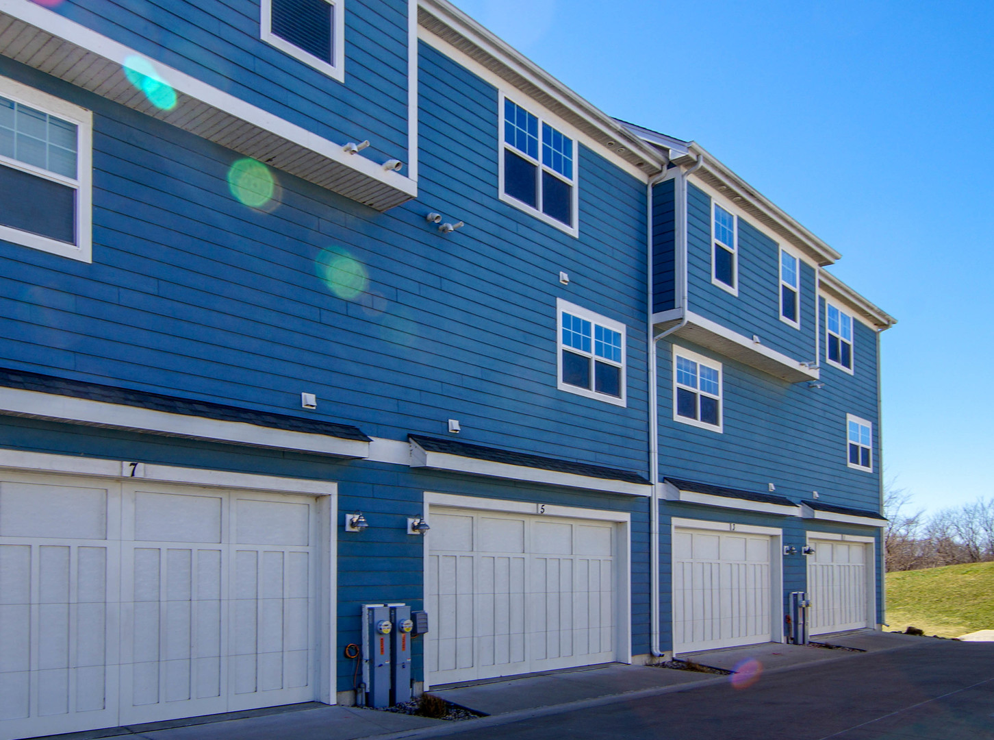 5 River Row Ottawa, IL 61350 - Photo 3 of 31 a front view of a house with glass windows