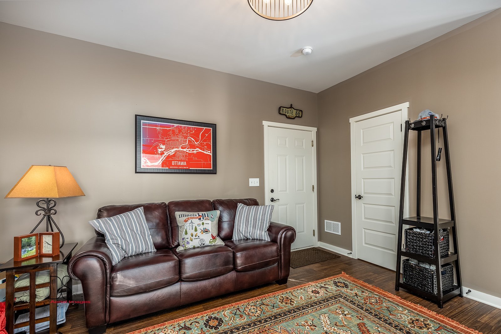 5 River Row Ottawa, IL 61350 - Photo 4 of 31 a living room with furniture and a rug