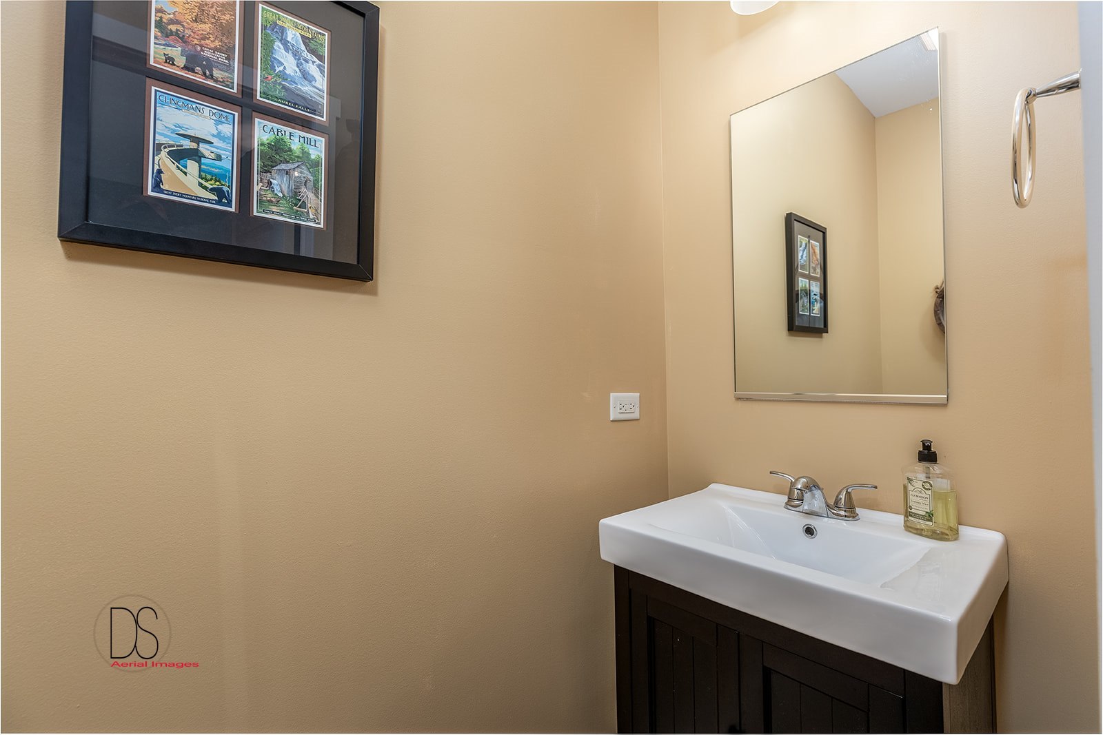 5 River Row Ottawa, IL 61350 - Photo 6 of 31 a bathroom with a sink and a mirror