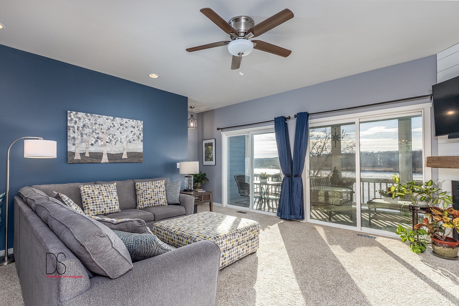 5 River Row Ottawa, IL 61350 - Photo 8 of 31 a living room with furniture and a large window with garden view