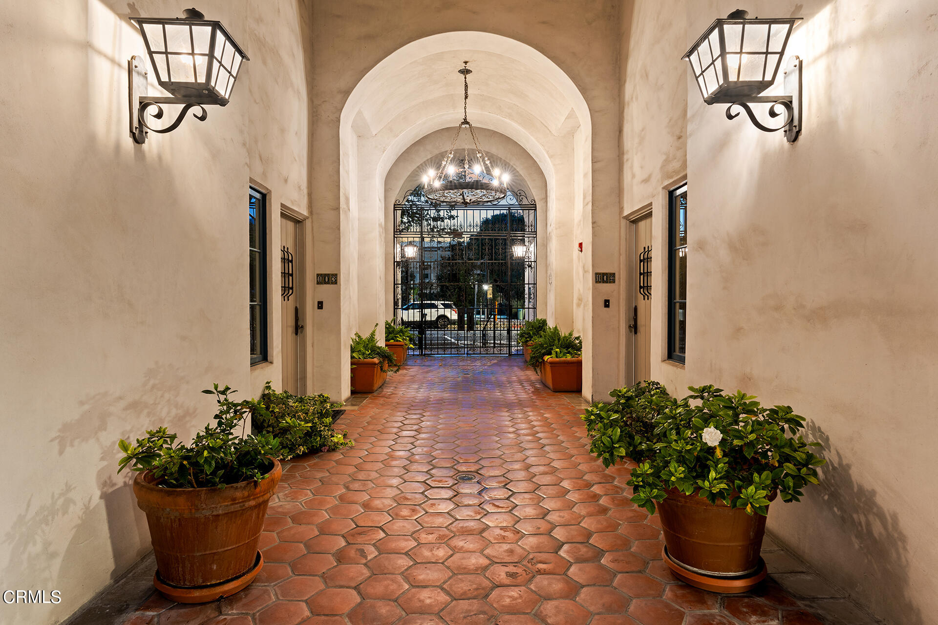 700 Union Street, Unit 209 Pasadena, CA 91101 - Photo 23 of 29 a lobby with a potted plant and a potted plant