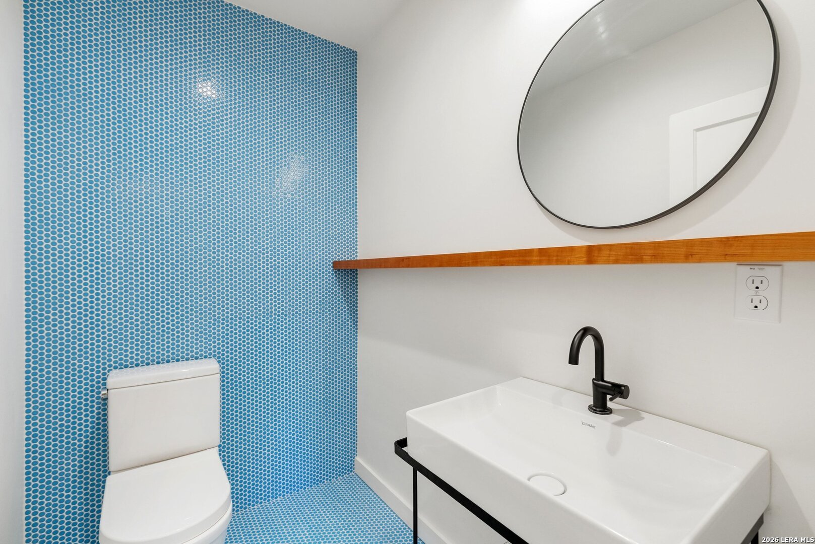 1402 Hutto Road Georgetown, TX 78626 - Photo 18 of 34 a bathroom with a toilet sink and mirror