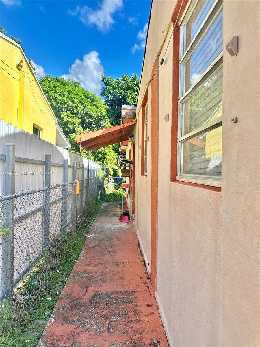 Left side entrance to yard