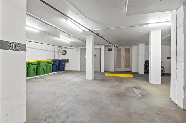 $575,000 | 707 South Gulfstream Avenue, Unit 906, Sarasota, FL 34236