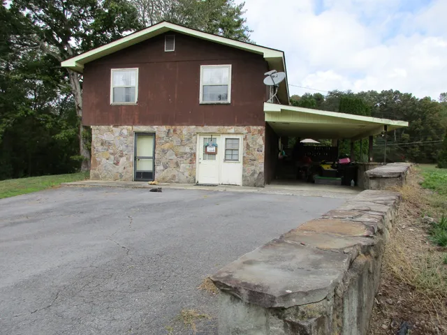 a view of a house with a yard