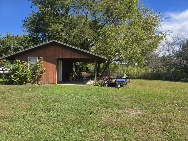 a view of a house with backyard