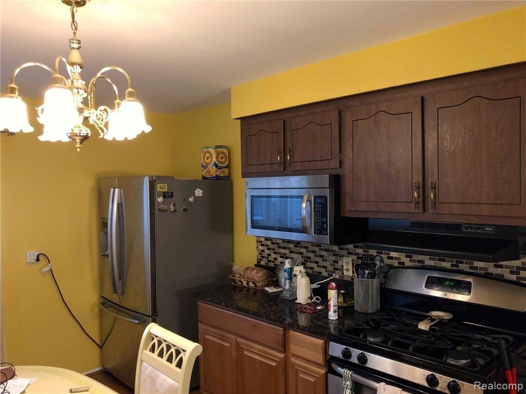 8458 Dale Center Line, MI 48015 - Photo 4 of 30