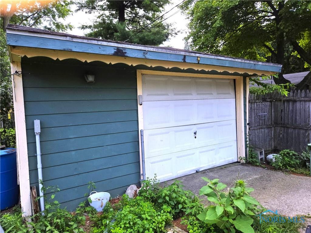 4501 Thackeray Road Maumee, OH 43537 - Photo 3 of 16 Detached Garage