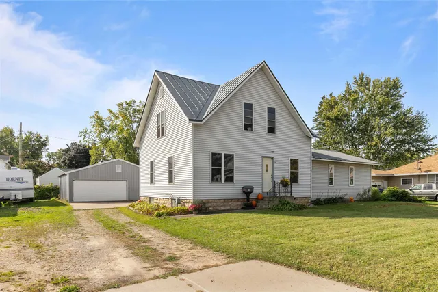 $269,900 | 514 East Beacon Avenue, New London, WI 54961