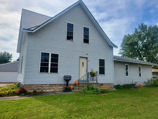 $269,900 | 514 East Beacon Avenue, New London, WI 54961