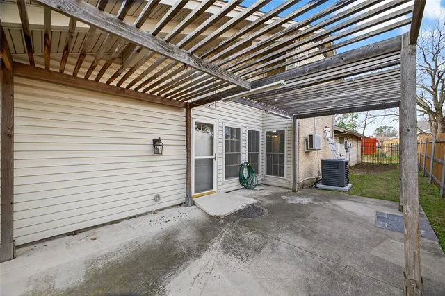 a view of a house with backyard