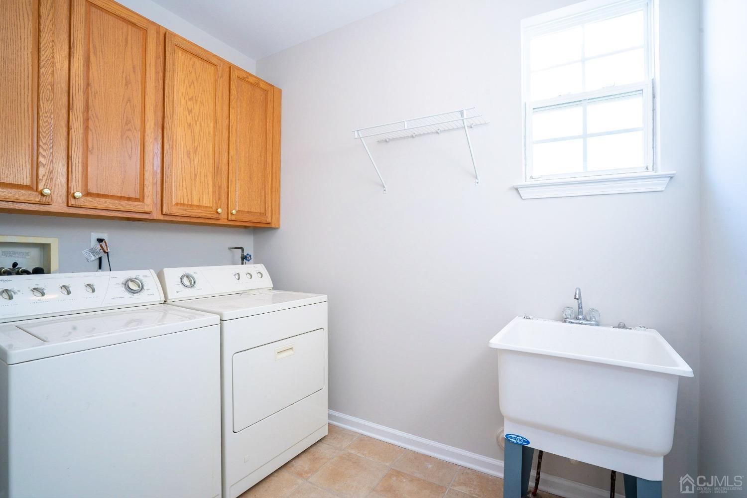 7 Stony Path Dayton, NJ 08810 - Photo 24 of 33 a utility room with dryer and washer