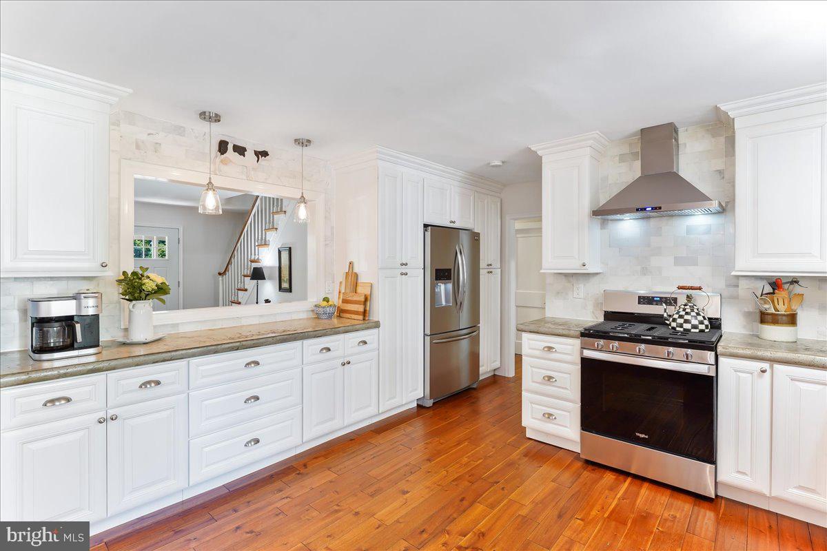821 Merrill Road Ambler, PA 19002 - Photo 13 of 39 Counter space galore!