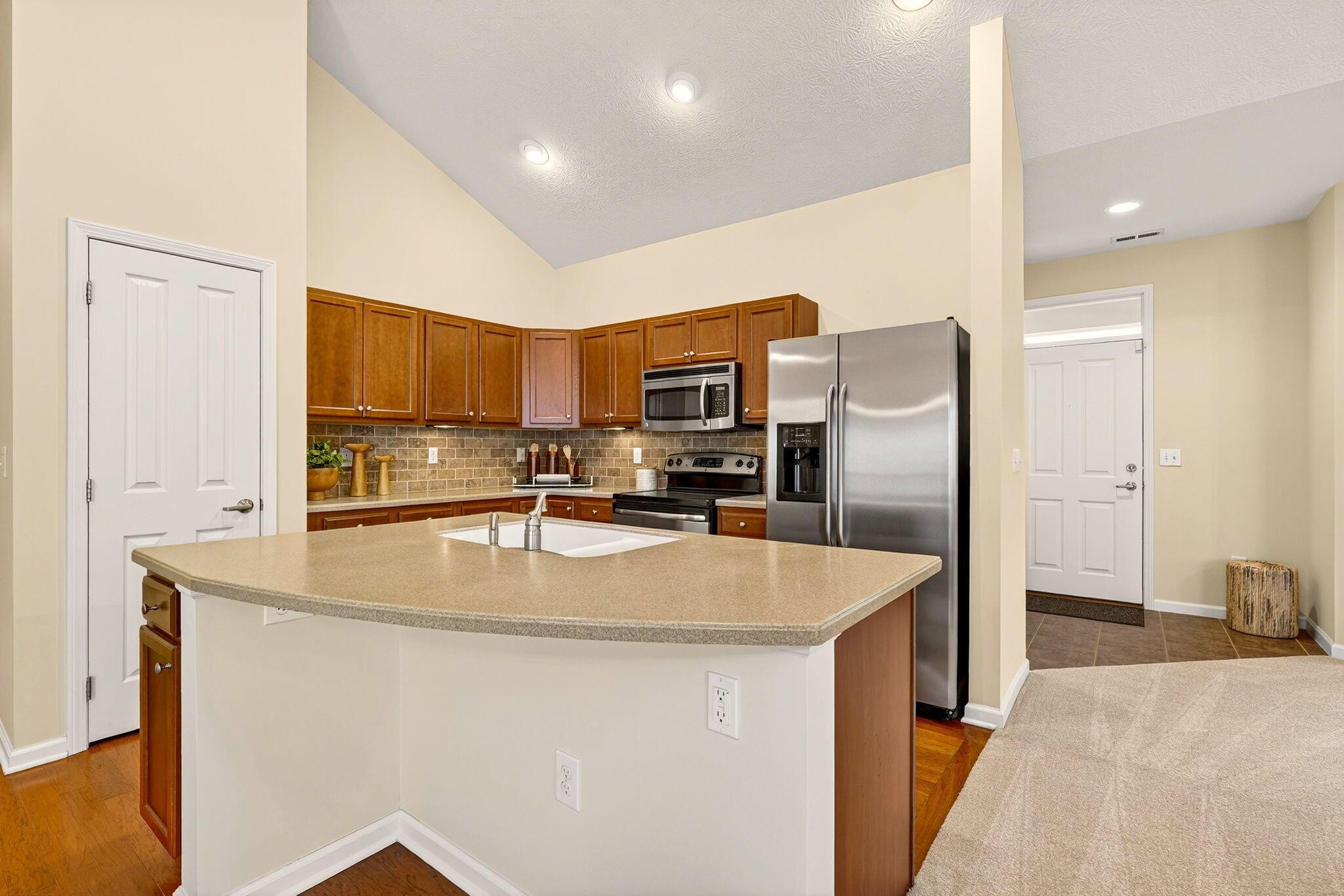 6931 Rothwell Street New Albany, OH 43054 - Photo 13 of 58 Kitchen with island