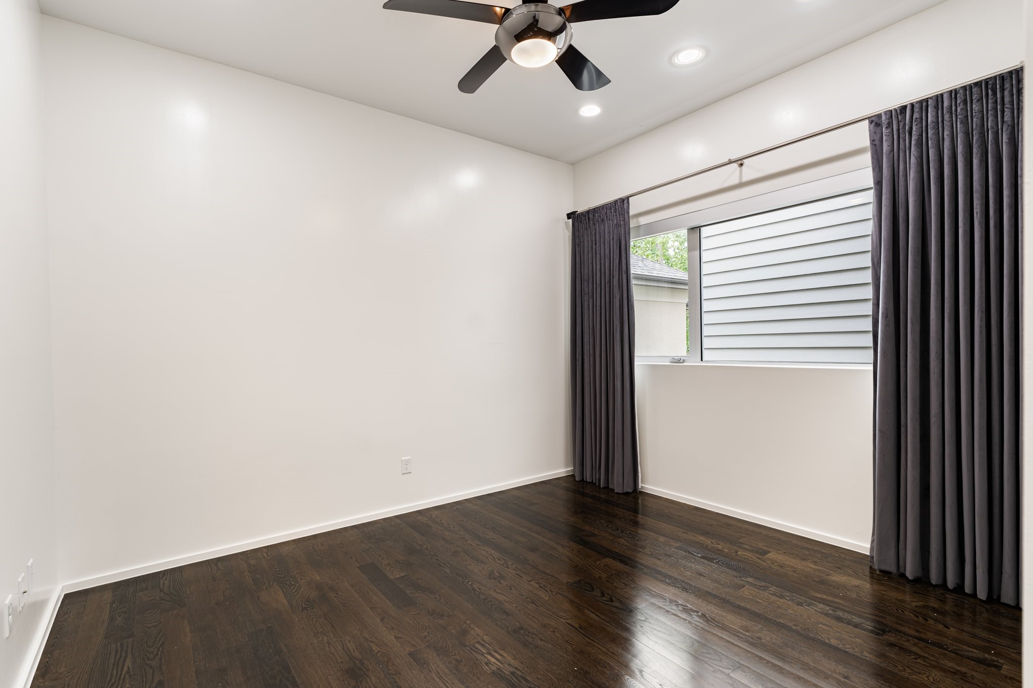 1728 Michigan Street, Unit B Houston, TX 77006 - Photo 16 of 24 A secondary bedroom also sits on the second floor.