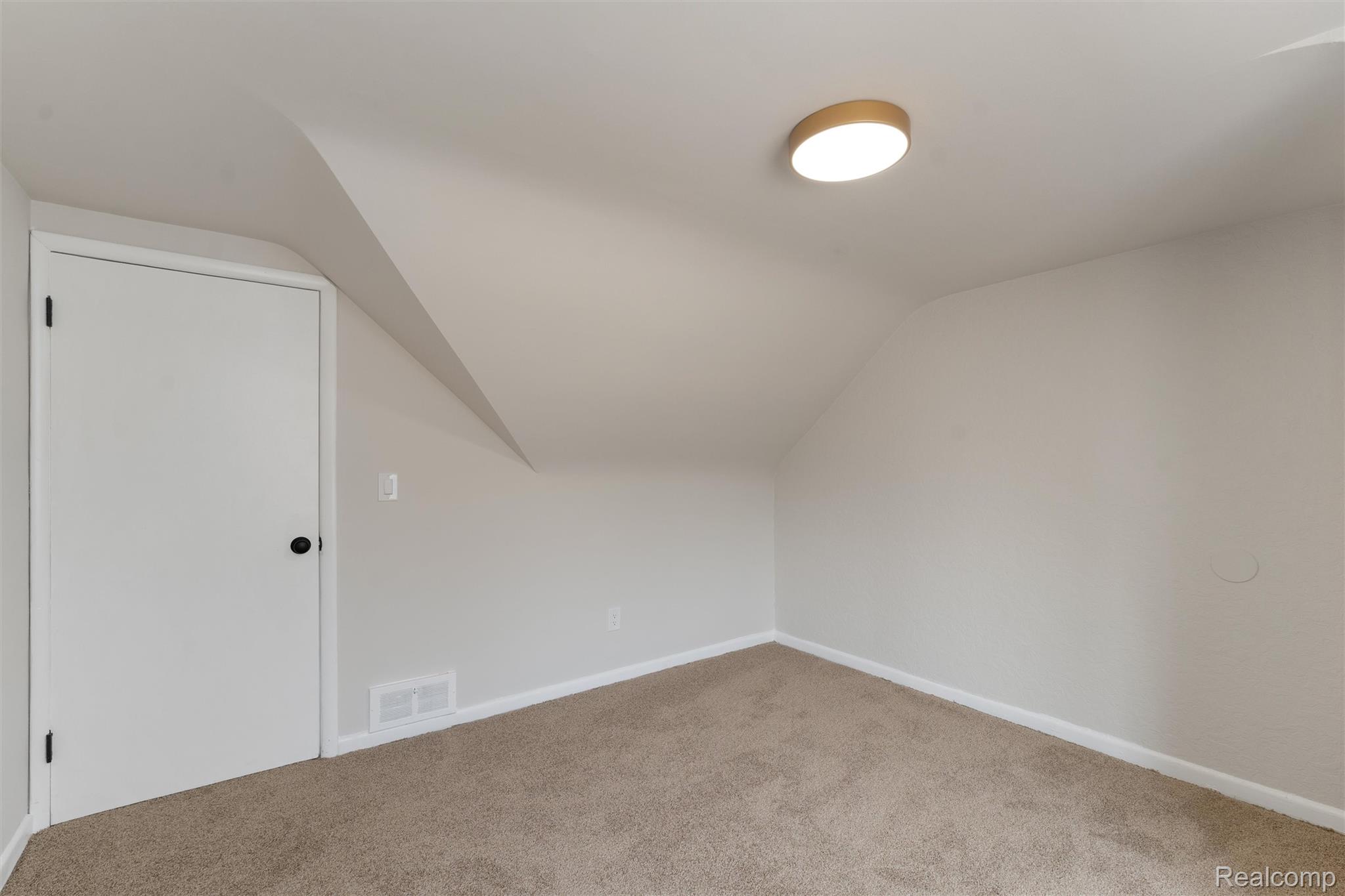917 Perry Street Pontiac, MI 48340 - Photo 26 of 37 Bonus room featuring vaulted ceiling and light colored carpet