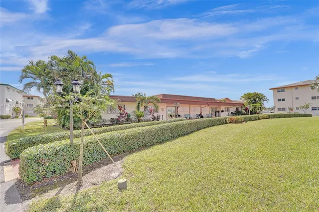 $162,000 | 5300 Washington Street, Unit I203, Hollywood, FL 33021