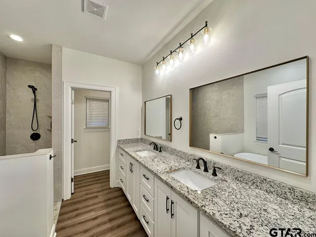 $2,250 | 19406 Cedarpark Place, Lindale, TX 75771