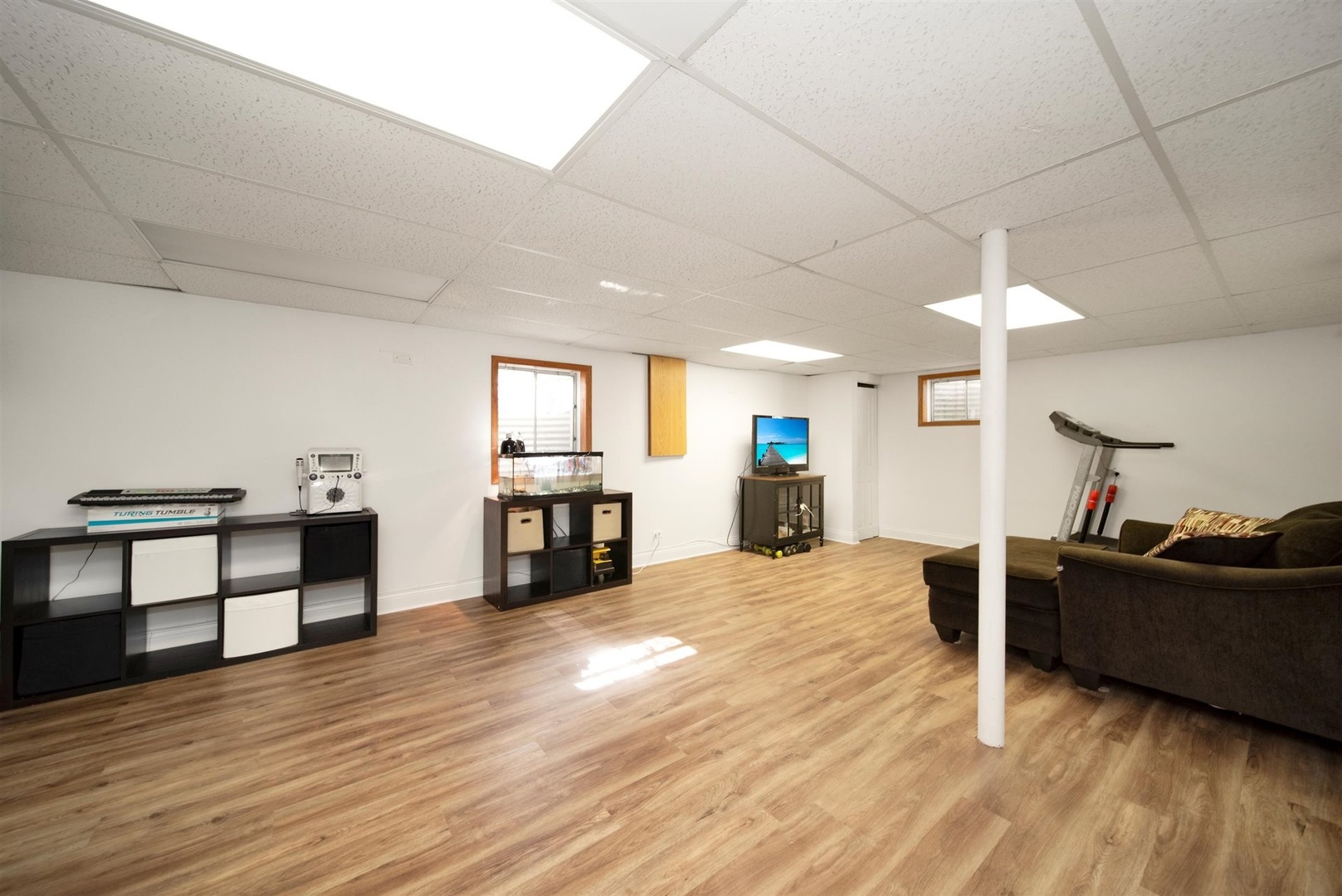146 Sumac Lane Schaumburg, IL 60193 - Photo 14 of 24 a living room with furniture and kitchen view