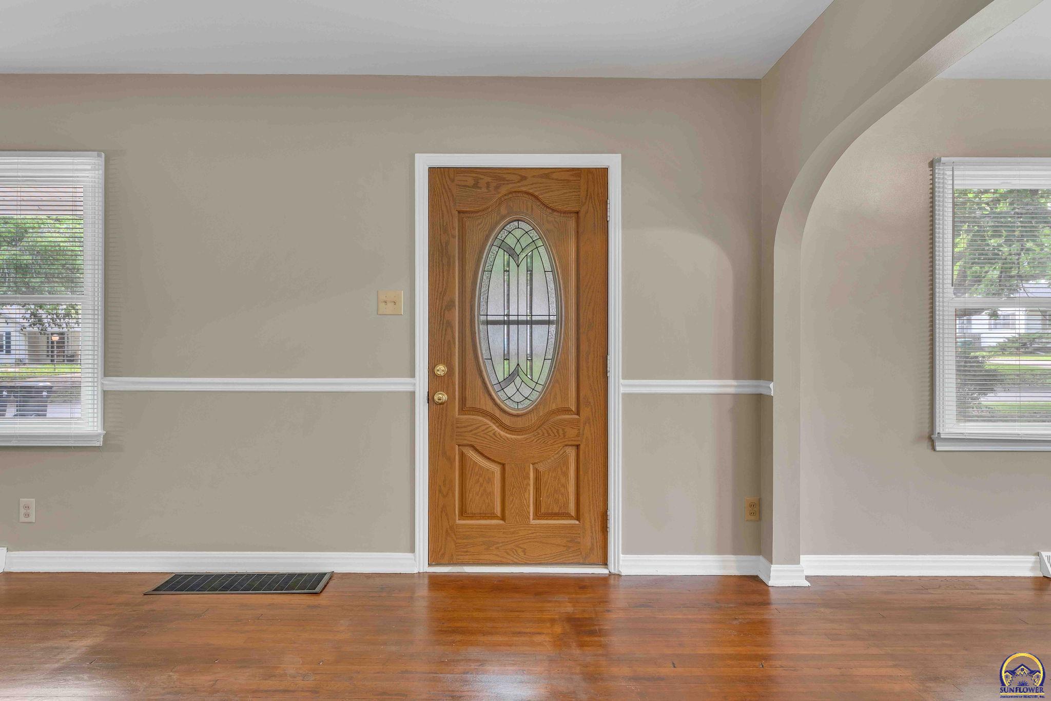 2212 Southwest Burnett Road Topeka, KS 66614 - Photo 7 of 37