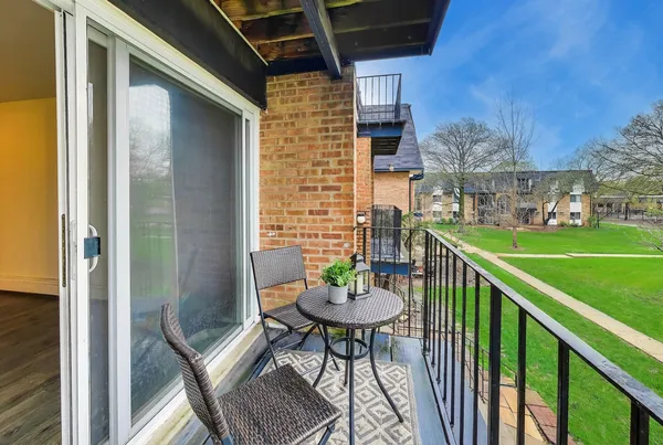 $145,000 | 2 A East Dundee Quarter Drive, Unit 208, Palatine, IL 60074