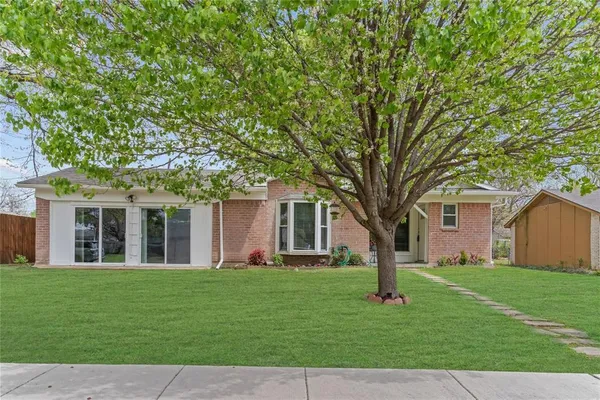 a front view of house with yard