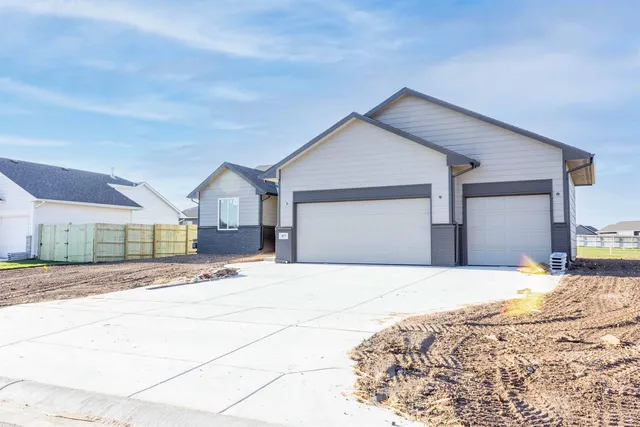 $292,700 | 877 North Cloverleaf Street, Goddard, KS 67052