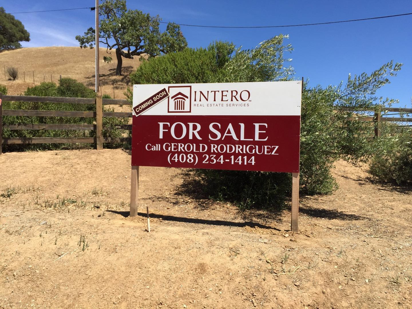8900 Manfroy Ranch Road Gilroy, CA 95020 - Photo 12 of 12 a street sign on the side of a road