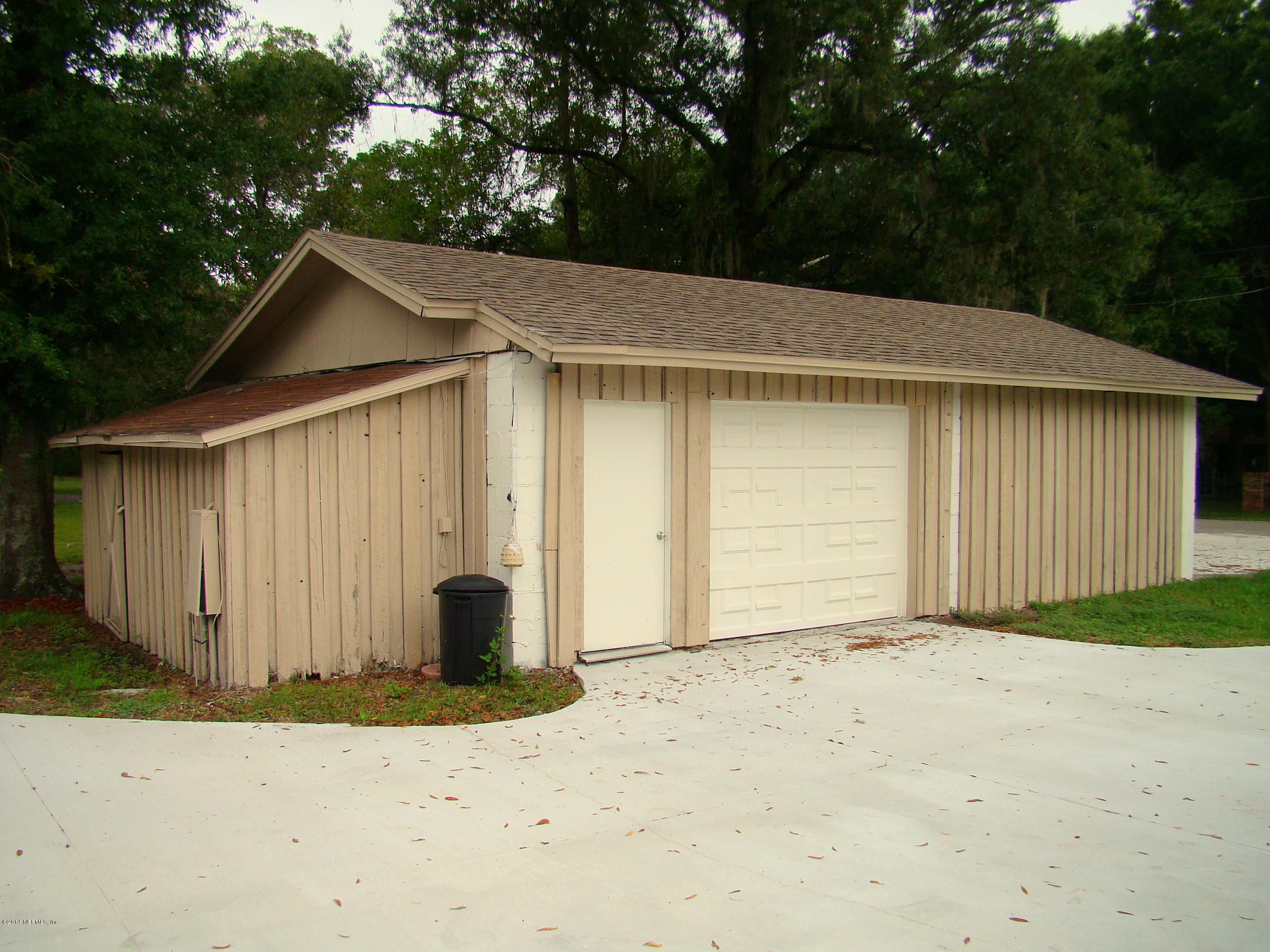 1716 Mccaul Road Jacksonville, FL 32220 - Photo 4 of 25 a backyard of a house