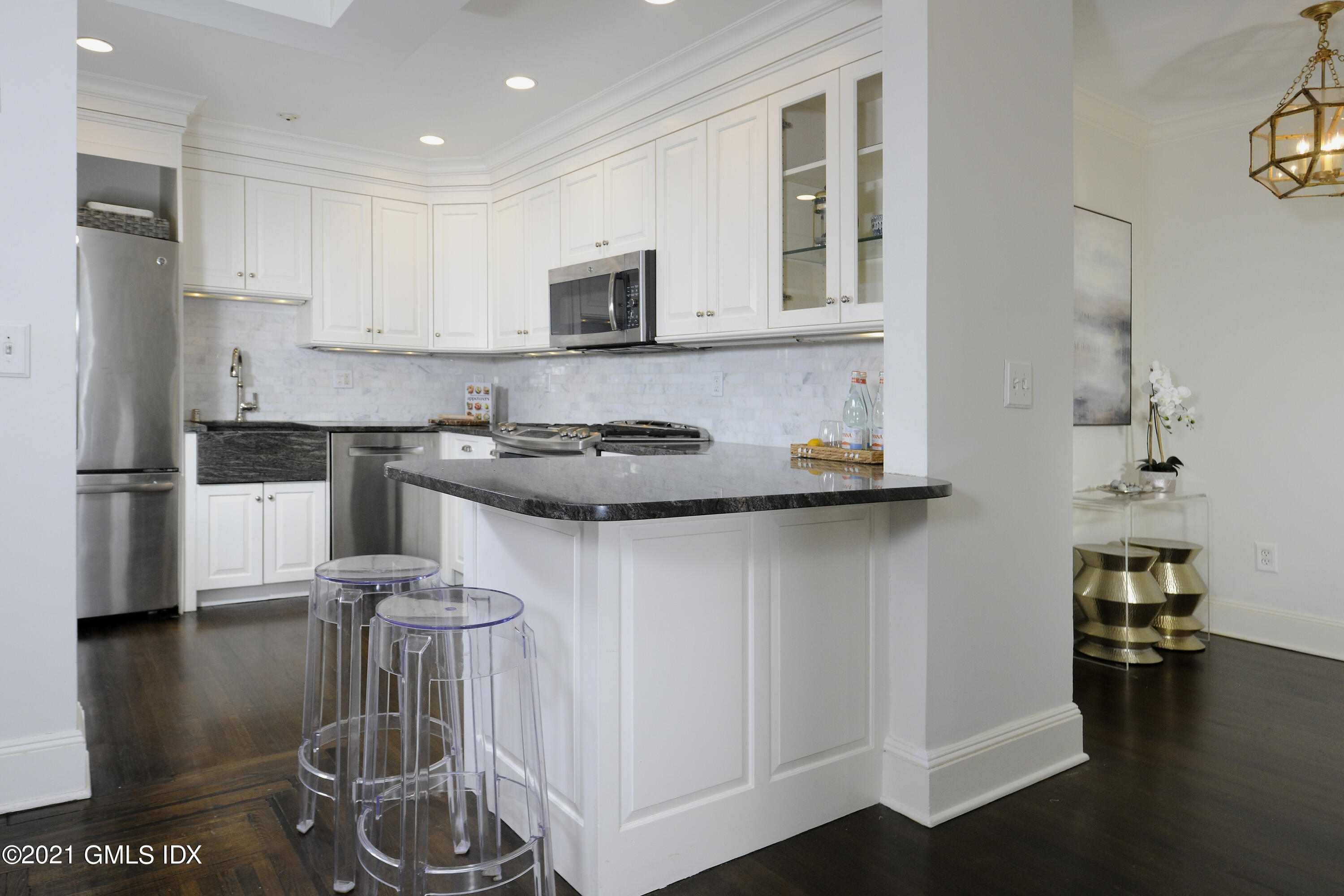 25 West Elm Street, Unit 47 Greenwich, CT 06830 - Photo 8 of 18 a kitchen with a stove a sink and a refrigerator