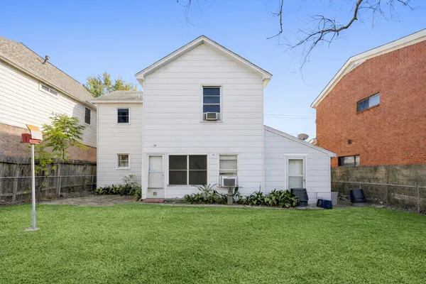 a view of a house with backyard