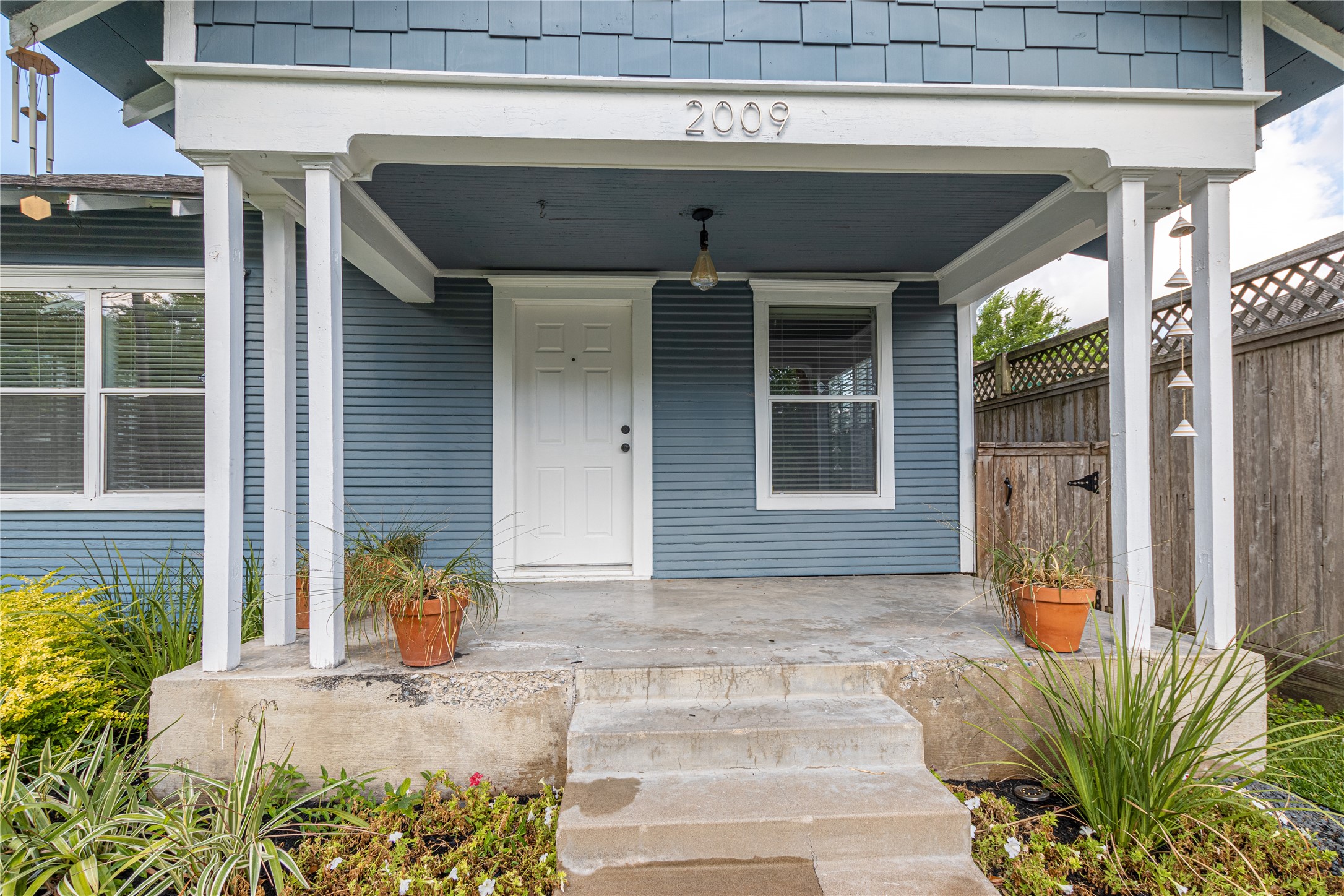 2009 Singleton Street Houston, TX 77008 - Photo 2 of 24 a front view of a house with a porch