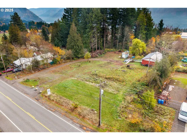 a view of a backyard of the house