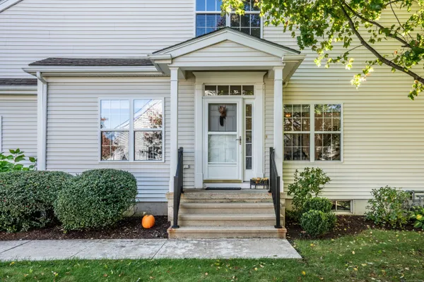 $485,900 | 28 Meadowview Court, Unit 28, Canton, CT 06019