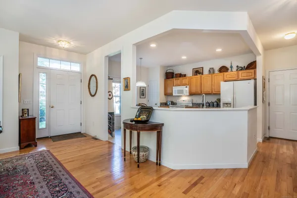$485,900 | 28 Meadowview Court, Unit 28, Canton, CT 06019