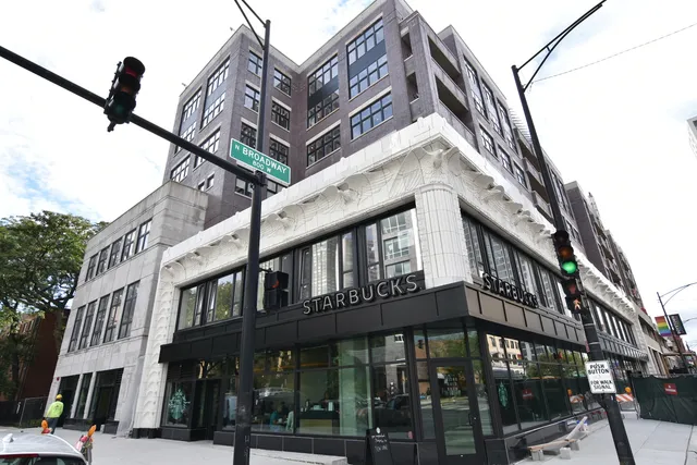 $4,275 | 3833 North Broadway, Unit 722, Chicago, IL 60613